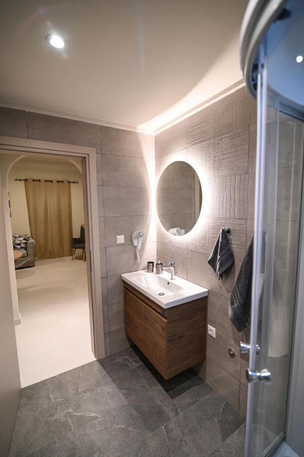 Thalia Apartment *